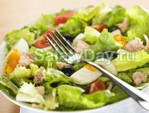 Рецепт: Овощной салат с тунцом - С капустой и огурцами